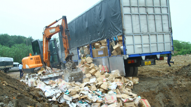 Tiêu hủy hàng nhập lậu, không rõ nguồn gốc trị  giá hơn 2,4 tỷ đồng