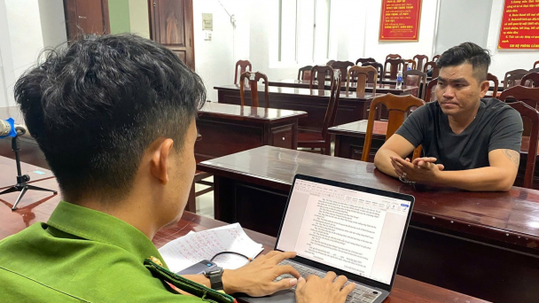 Bắt quả tang xe hút hầm cầu xả chất thải ra sông Dinh