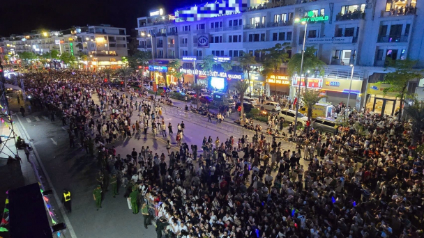 'Biển người' đổ về Quảng Ninh xem Carnaval Hạ Long 2026