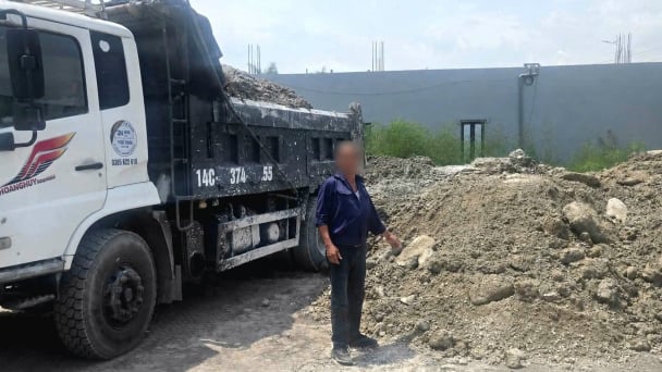 Khởi tố 2 đối tượng đổ trái phép chất thải rắn ra môi trường