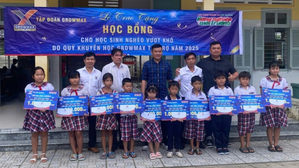 Quỹ Khuyến học GrowMax tặng học bổng cho học sinh nghèo vùng biển Thạnh Phong