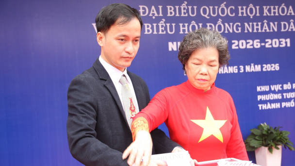 Ấm áp nghĩa tình trong ngày hội bầu cử
