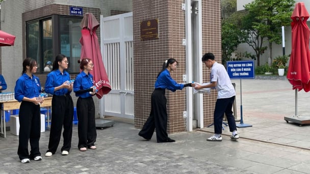 Thí sinh bước vào môn cuối kỳ thi lớp 10