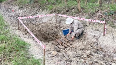 Phát hiện hầm chứa 18 vật liệu nổ ở rừng tràm TP. Huế
