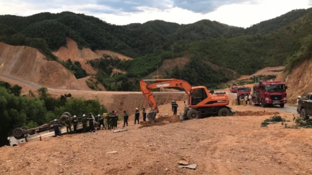 Xe chở hơn 5 tấn thuốc nổ lao dốc, 1 người bị thương