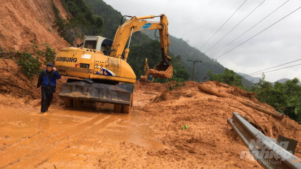 Sạt lở nghiêm trọng chia cắt đường Hồ Chí Minh