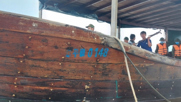 Tàu gỗ không người lái ghi chữ Trung Quốc trôi dạt vào bờ biển