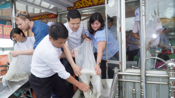32.000 con cá giống đã được thả xuống sông Hương