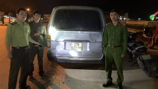 Chặn bắt vụ vận chuyển 11 phách gỗ tại ngã ba Bốt Đỏ