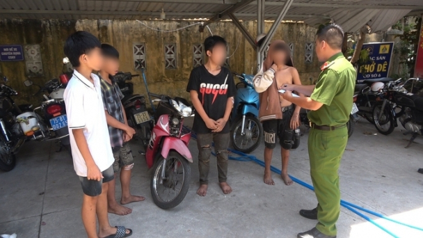 4 thiếu niên điều khiển xe máy trộm cắp tông thẳng vào công an