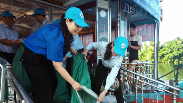Thả 260.000 cá giống xuống sông Hương