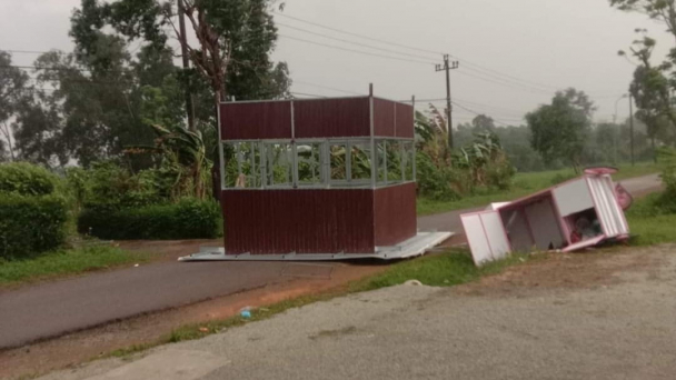 Lốc xoáy giật cấp 7, gần 70 ngôi nhà và trường học bị tốc mái