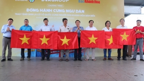 Tặng 3.000 lá cờ Tổ quốc cho ngư dân