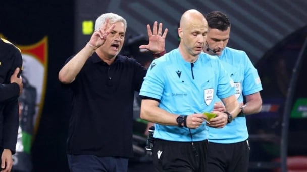 Jose Mourinho: 'Trọng tài là một nỗi ô nhục'