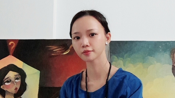 Nữ họa sĩ Hồng Ngọc dùng ngón tay vẽ những nỗi buồn đẹp