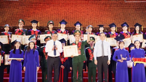 Hà Nội vinh danh 96 thủ khoa năm 2023