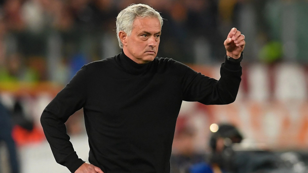 Jose Mourinho nối dài kỷ lục nhận thẻ đỏ