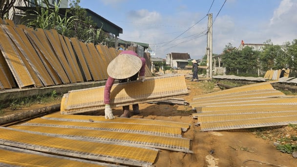 Hối hả ở làng bánh tráng Tân An