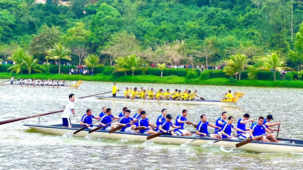 Không khí náo nhiệt vui xuân tràn ngập thành phố Cảng