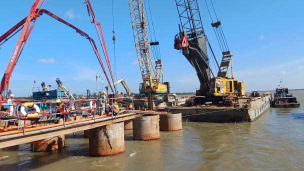 Khí thế trên công trường cầu Đại Ngãi