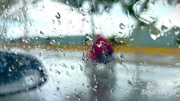 Cơn mưa bất chợt 'giải nhiệt' ở Bình Dương