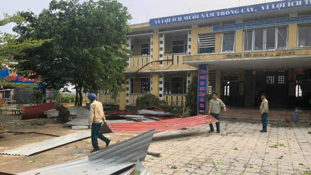 Giông lốc thổi bay mái trường, 263 học sinh phải tạm nghỉ học