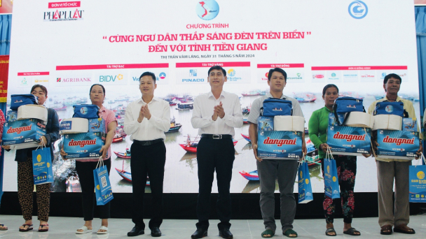 Agribank đồng hành cùng ngư dân thắp sáng trên biển