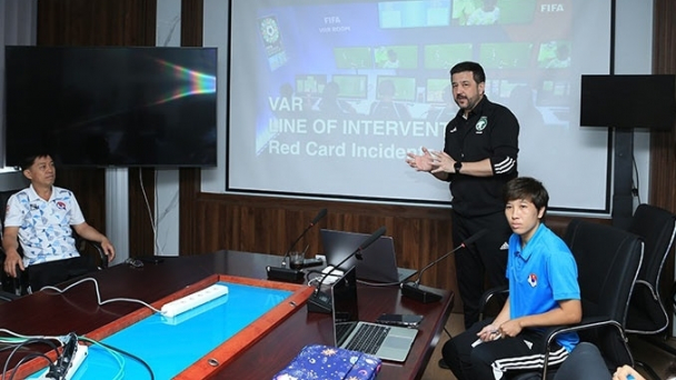 Hơn 30 trọng tài, trợ lý dự lớp nâng cao trọng tài VAR