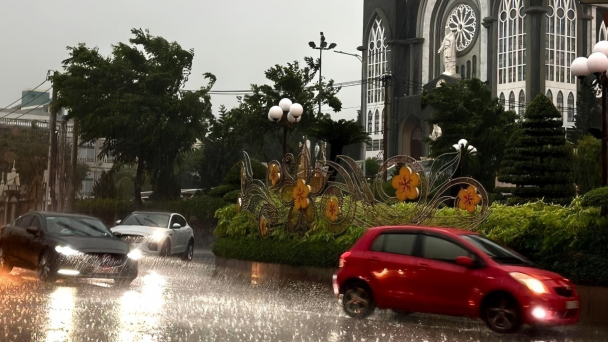 Mưa đá bất thường ở Bình Dương