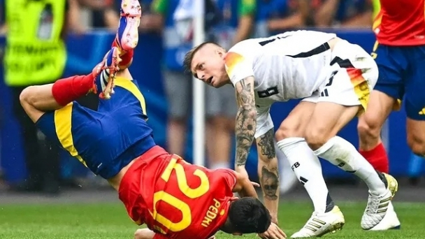 Pedri chấp nhận lời xin lỗi của Toni Kroos