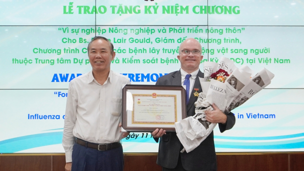 Bộ NN-PTNT trao Kỷ niệm chương cho bác sĩ Philip Laird Gould