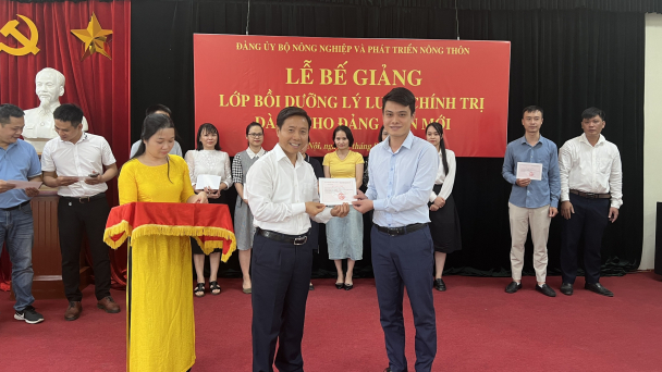 Bế giảng lớp bồi dưỡng lý luận chính trị dành cho Đảng viên mới năm 2024