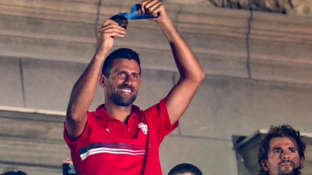 Djokovic được hàng nghìn người dân Serbia chào đón