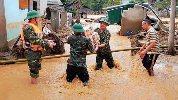 Cấp 200 tấn gạo dự trữ cho người dân vùng bị lũ cô lập