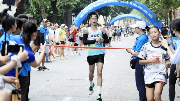 Nguyễn Trung Cường về nhất giải chạy Báo Hà Nội Mới năm 2024