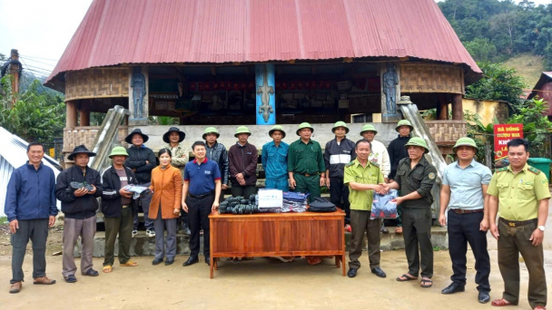 Hỗ trợ trang thiết bị phục vụ công tác vệ rừng cho các tổ cộng đồng
