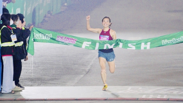 Nguyễn Thị Oanh phá kỷ lục quốc gia bán marathon