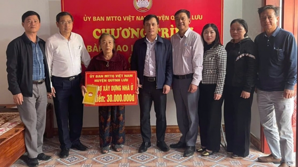 Quỳnh Lưu hỗ trợ kinh phí cho gia đình bị sập nhà do mưa, bão
