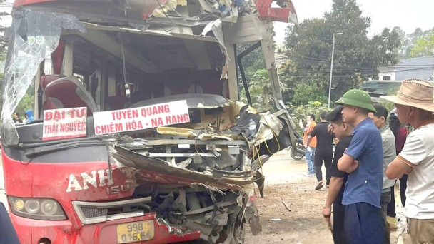 Va chạm xe khách và xe đầu kéo, một người tử vong