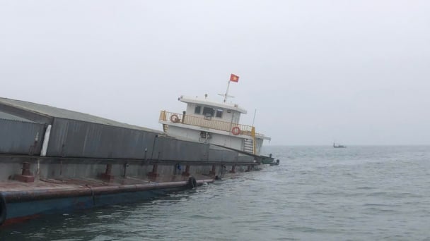 Tàu chở 4 thuyền viên gặp nạn trên vùng biển Cát Bà