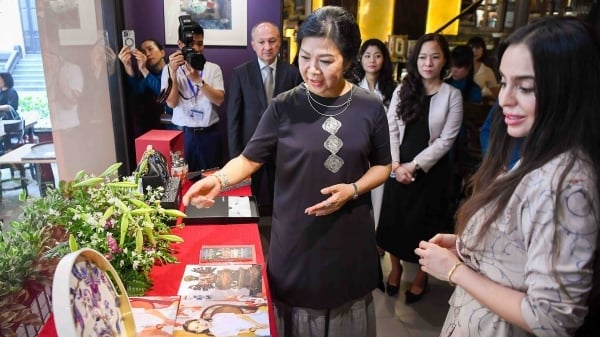 Phu nhân Tổng Bí thư và Phó Chủ tịch Quỹ Heydar Aliyev thăm Bảo tàng Mỹ thuật