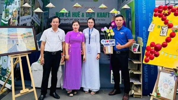 Chế tác nón lá và tranh từ phế phẩm nông ngư nghiệp