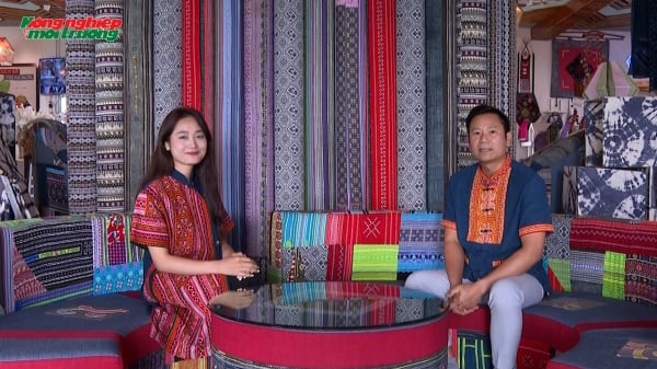Người giữ bản sắc từng sợi vải vùng cao