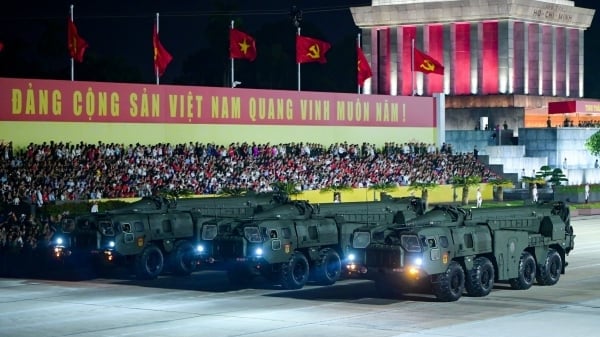 Dàn khí tài hiện đại diễu hành qua Lăng Bác trong đêm tổng hợp luyện