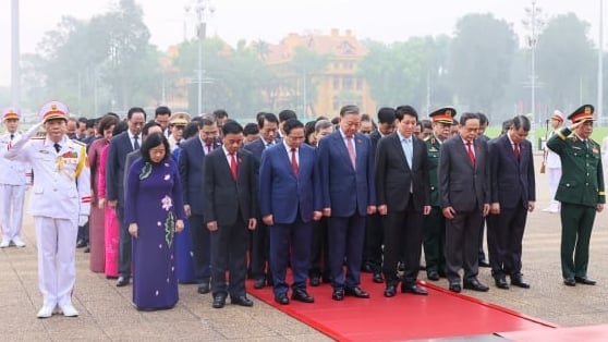 Các đại biểu Quốc hội vào Lăng viếng Chủ tịch Hồ Chí Minh