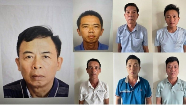 Khởi tố nhóm đối tượng đánh bạc được cảnh giới 7 lớp