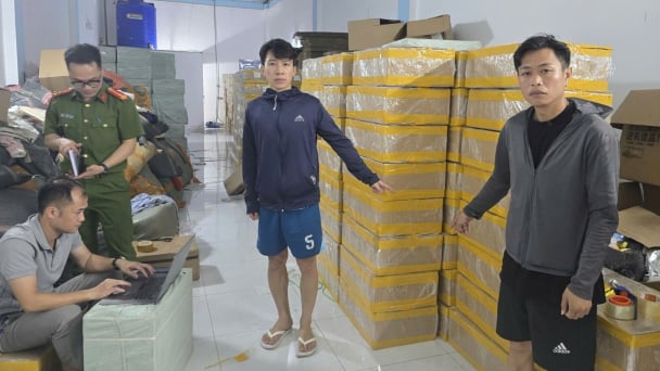 Khởi tố 2 đối tượng tàng trữ hơn 172.000 bao thuốc lá lậu