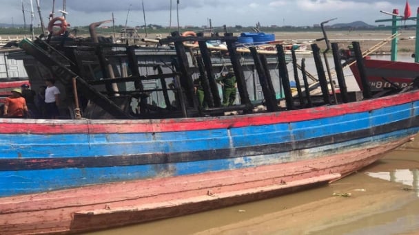 Cháy tàu cá trên sông Lạch Trường