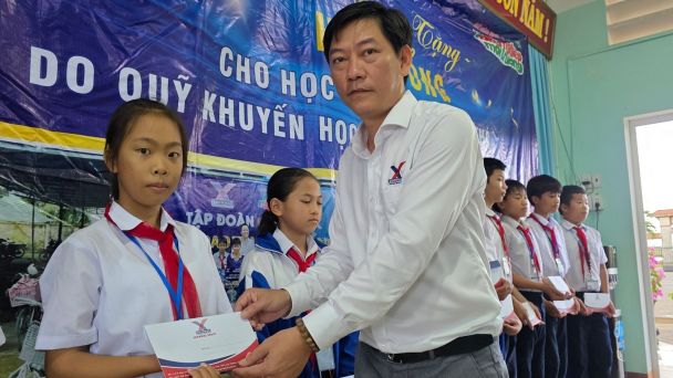 Quỹ Khuyến học Growmax tiếp thêm động lực cho học sinh vùng khó