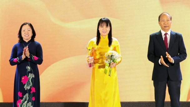 Vinh danh bà Phùng Thị Bình, Phó Tổng Giám đốc Agribank